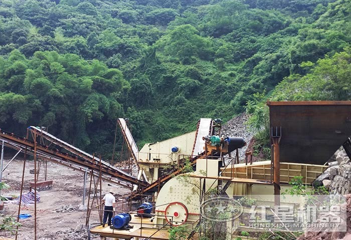大型重錘式碎石制砂機工作現(xiàn)場 大型重錘式碎石制砂機工作現(xiàn)場