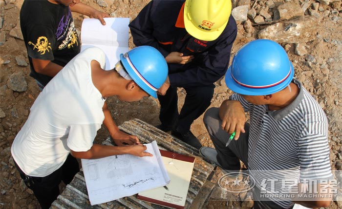 紅星技術人員在生產現場輔助用戶安裝作業中