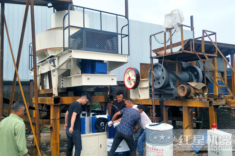 新型環(huán)保制砂生產(chǎn)線構(gòu)建現(xiàn)場(chǎng) 新型環(huán)保制砂生產(chǎn)線構(gòu)建現(xiàn)場(chǎng)