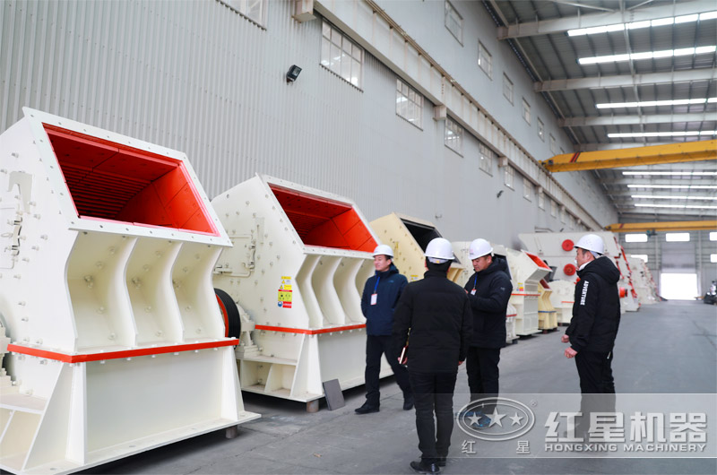 用戶來廠考察重錘式破碎機(jī) 用戶來廠考察重錘式破碎機(jī)