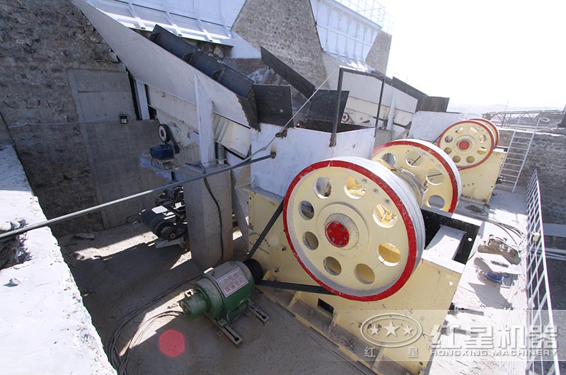 顎式破碎機工作現場 顎式破碎機工作現場