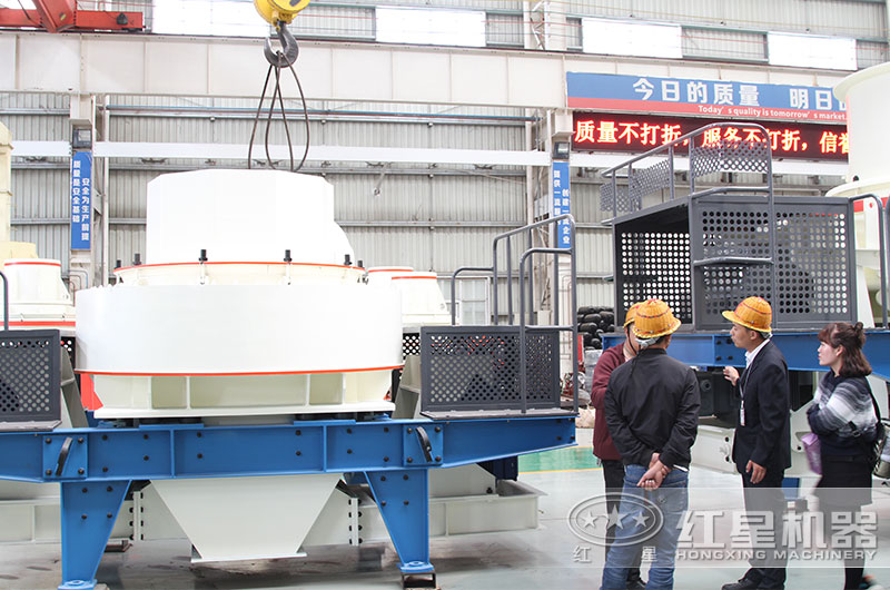 意向客戶來(lái)紅星廠區(qū)參觀制砂設(shè)備中 意向客戶來(lái)紅星廠區(qū)參觀制砂設(shè)備中