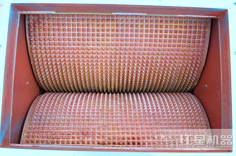 相向轉動的兩輥子,調節其間隙可改變出料 相向轉動的兩輥子,調節其間隙可改變出料